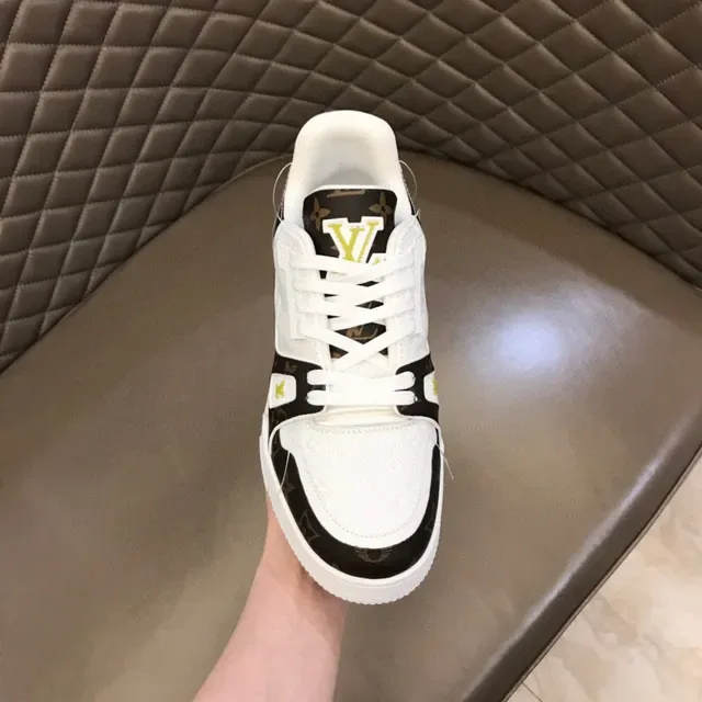 لويس فيتون LV Trainer حذاء رياضي بني أبيض مونوغرام قماش جلد ألواح أسلوب حياة 4