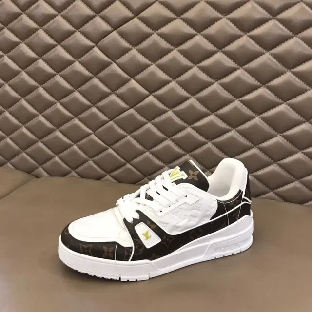 لويس فيتون LV Trainer حذاء رياضي بني أبيض مونوغرام قماش جلد ألواح أسلوب حياة 5