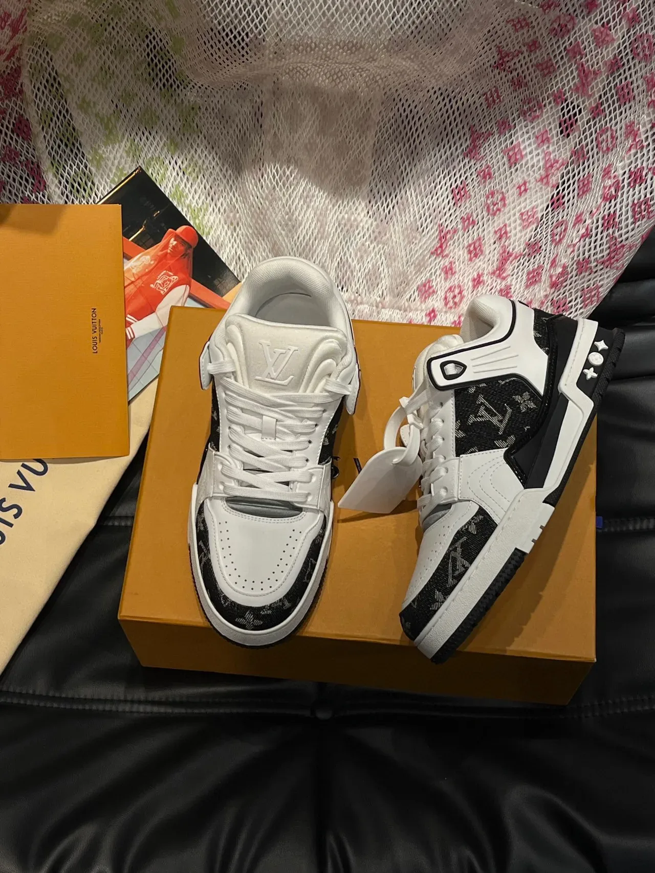 লুইস ভিটন LV Trainer সাদা কালো মোনোগ্রামড সাইড প্যানেলস পারফোরেটেড টো ক্যাপ লাইফস্টাইল স্নিকার্স 2