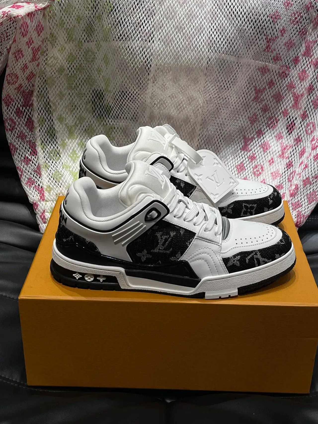 লুইস ভিটন LV Trainer সাদা কালো মোনোগ্রামড সাইড প্যানেলস পারফোরেটেড টো ক্যাপ লাইফস্টাইল স্নিকার্স 3