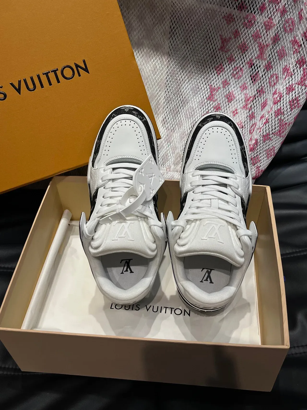 লুইস ভিটন LV Trainer সাদা কালো মোনোগ্রামড সাইড প্যানেলস পারফোরেটেড টো ক্যাপ লাইফস্টাইল স্নিকার্স 5