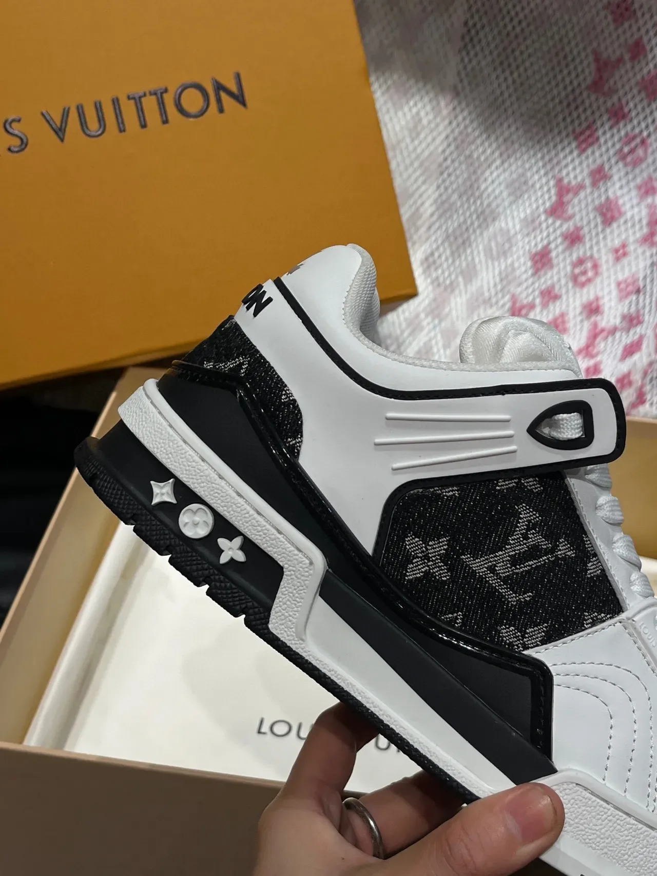 লুইস ভিটন LV Trainer সাদা কালো মোনোগ্রামড সাইড প্যানেলস পারফোরেটেড টো ক্যাপ লাইফস্টাইল স্নিকার্স 7