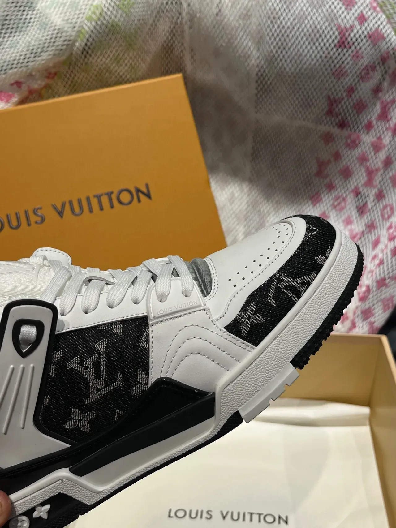 লুইস ভিটন LV Trainer সাদা কালো মোনোগ্রামড সাইড প্যানেলস পারফোরেটেড টো ক্যাপ লাইফস্টাইল স্নিকার্স 8
