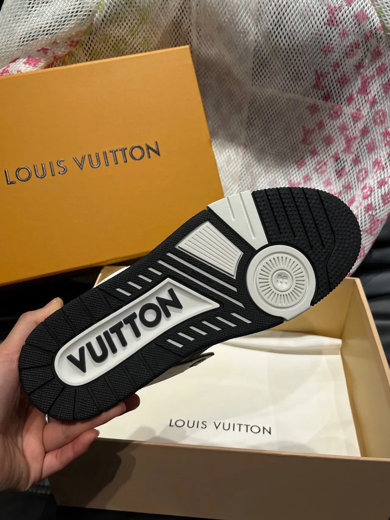 লুইস ভিটন LV Trainer সাদা কালো মোনোগ্রামড সাইড প্যানেলস পারফোরেটেড টো ক্যাপ লাইফস্টাইল স্নিকার্স 9