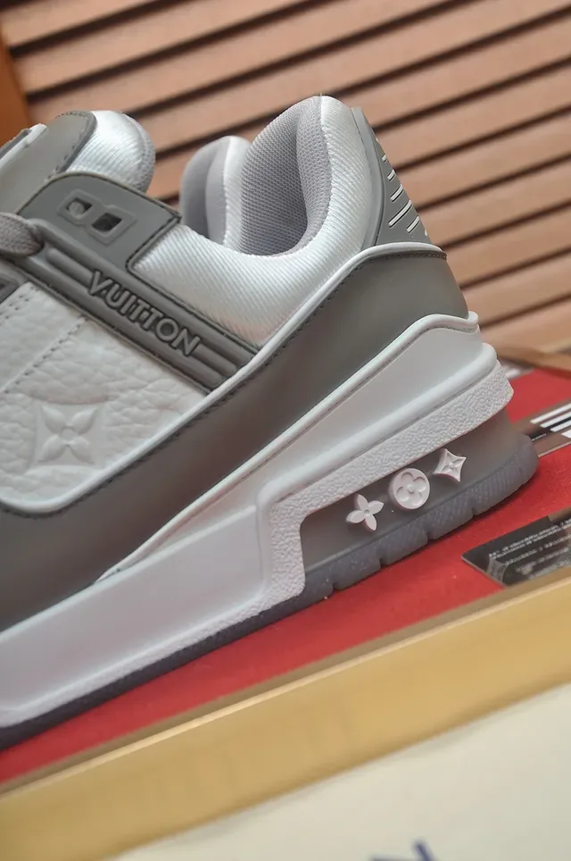 Louis Vuitton LV Trainer সাদা ধূসর চাঙ্কি লেয়ার্ড মিডসোল ডুয়াল স্ট্র্যাপ বন্ধ লাইফস্টাইল স্নিকার্স 2