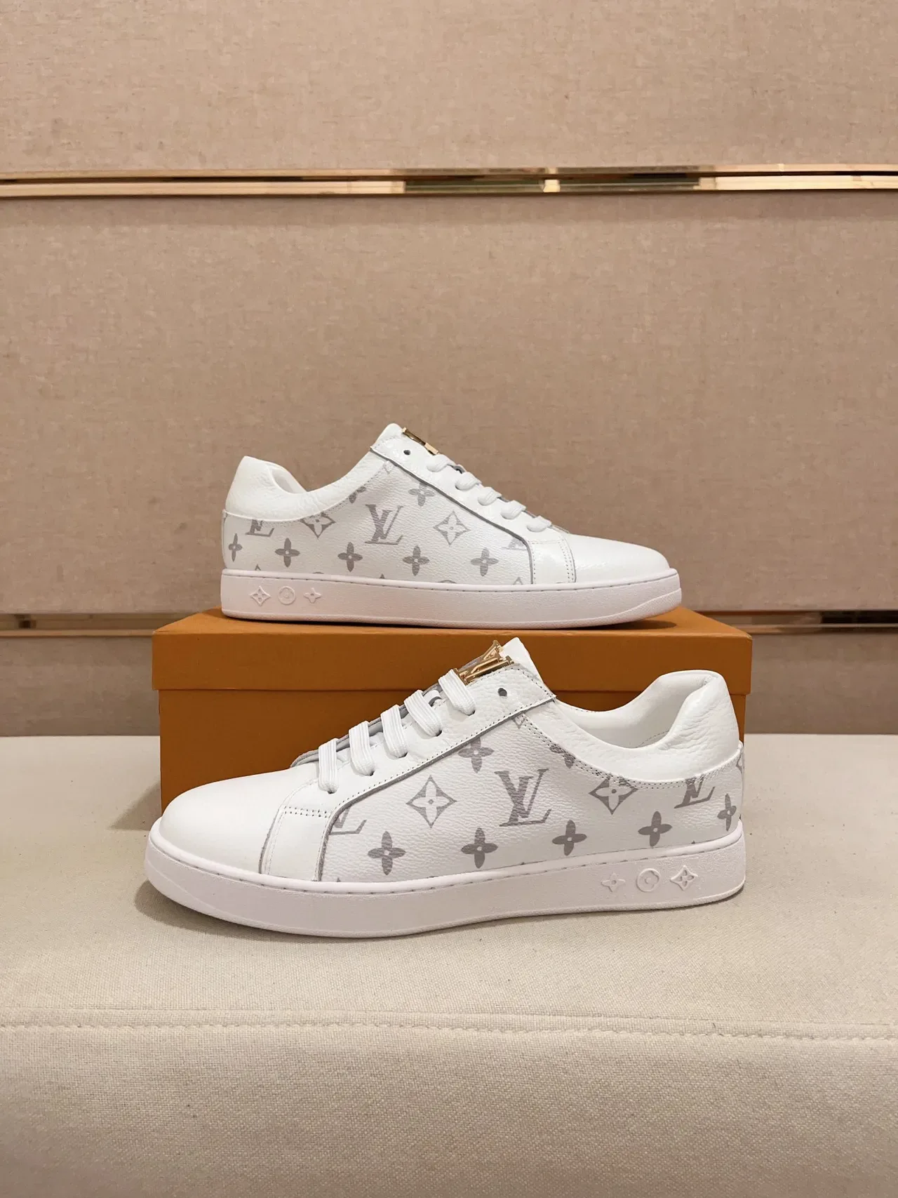 Louis Vuitton LV Trainer Chaussures Lifestyle Blanches Grises Monogram Toile Cuir Embout 7