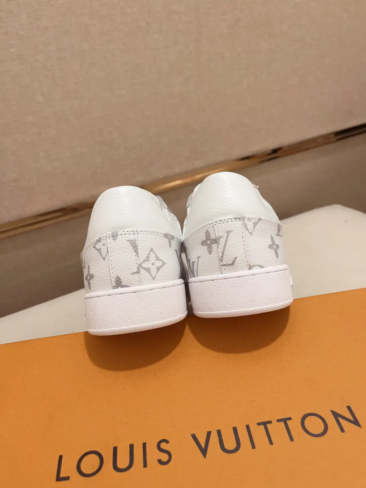 Louis Vuitton LV Trainer Chaussures Lifestyle Blanches Grises Monogram Toile Cuir Embout 8