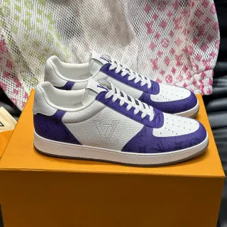 Louis Vuitton LV Trainer zapatillas lifestyle blancas y moradas de bajo tobillo con impresión de monograma