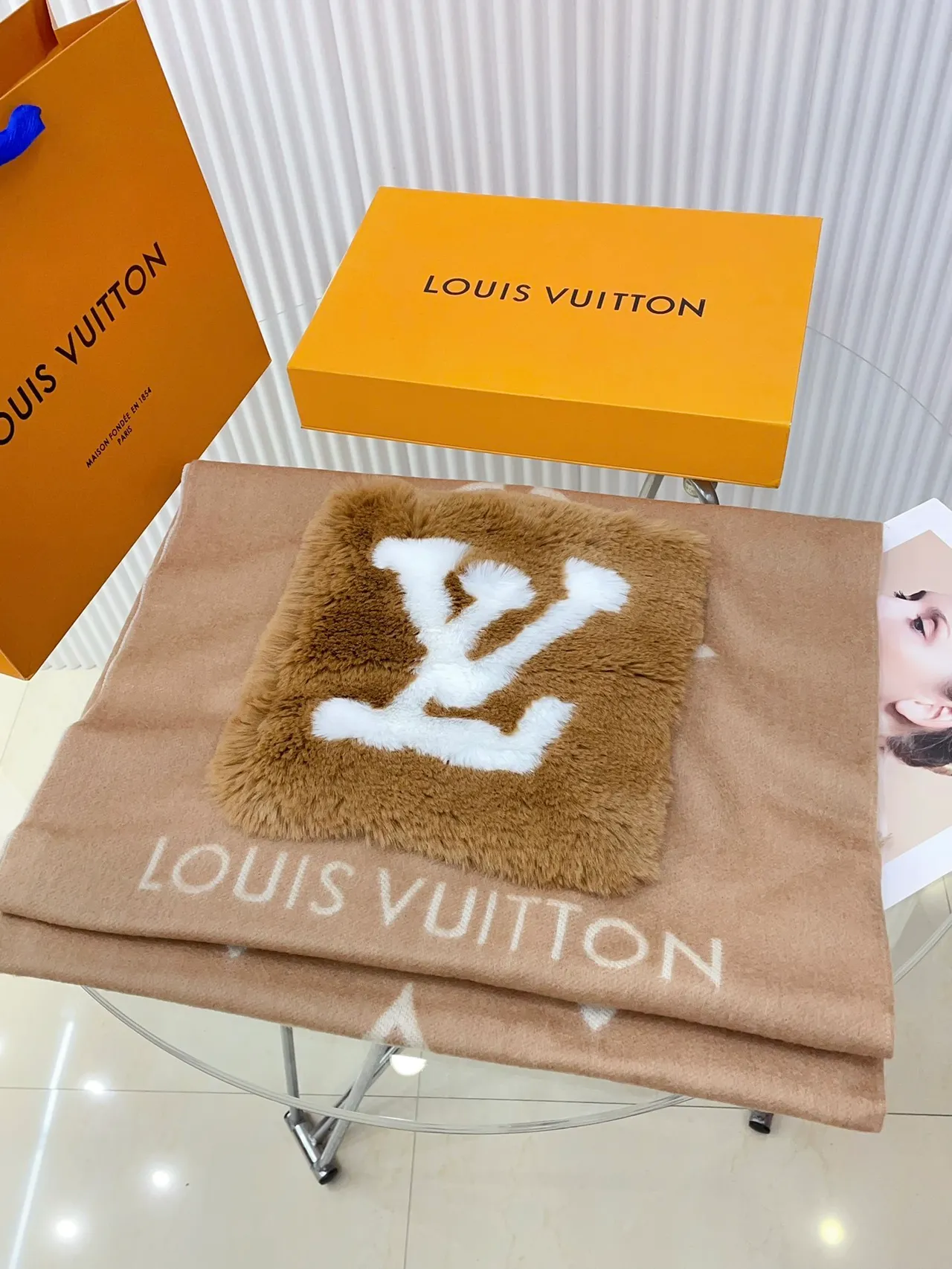 Louis Vuitton Monogram Écharpe Fourrure Marron et Blanc Cachemire 5