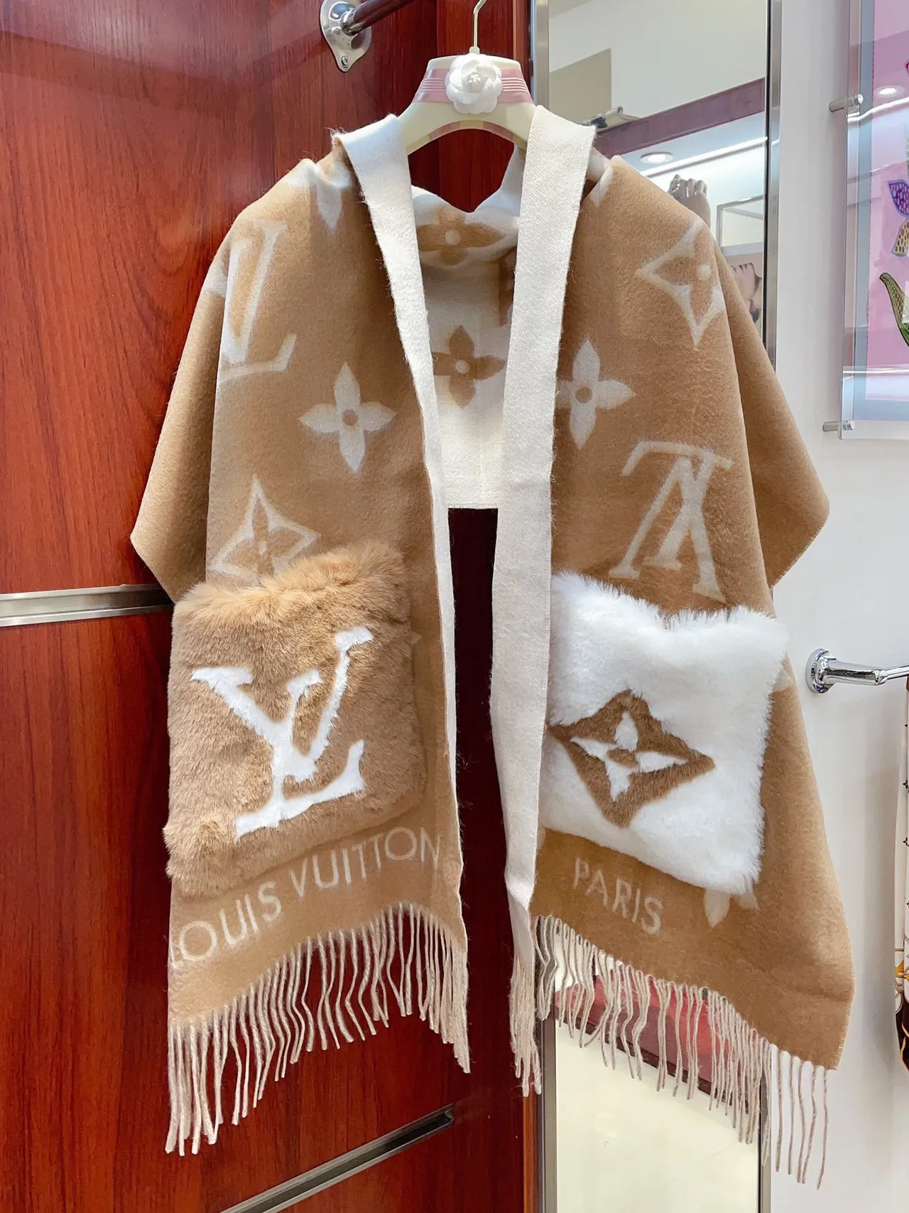 Louis Vuitton Monogram Écharpe Fourrure Marron et Blanc Cachemire 6
