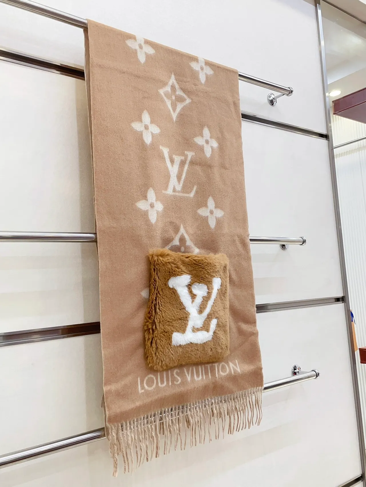 Louis Vuitton Monogram Écharpe Fourrure Marron et Blanc Cachemire 7