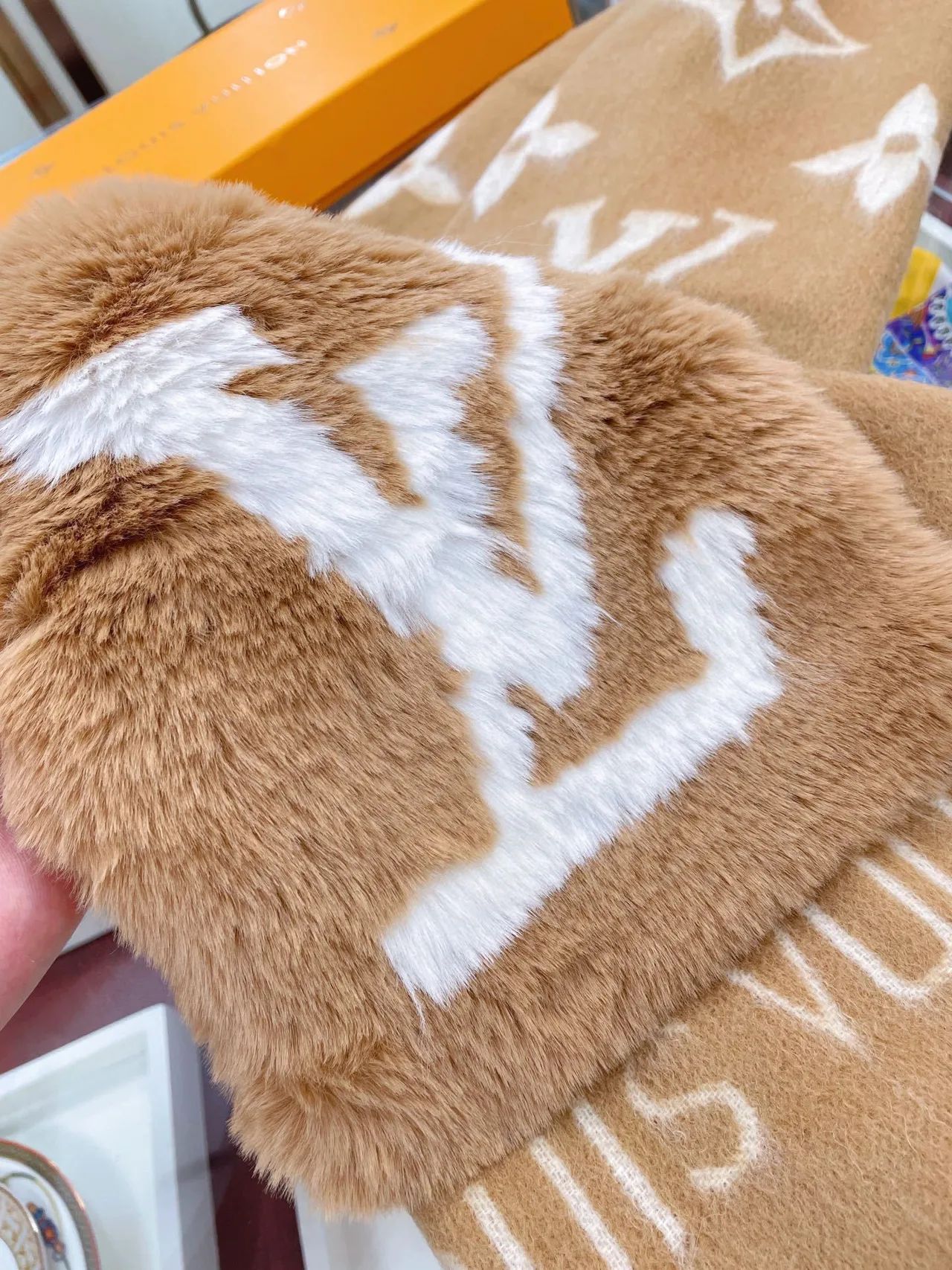 Louis Vuitton Monogram Écharpe Fourrure Marron et Blanc Cachemire 8