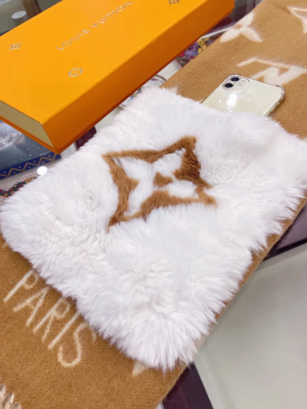 Louis Vuitton Monogram Écharpe Fourrure Marron et Blanc Cachemire 9
