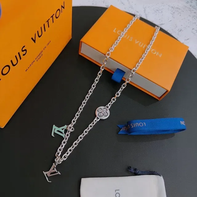 Louis Vuitton Monogram Jewelry Silver Green Curb Chain Floral Medallion Pendant Necklace 7