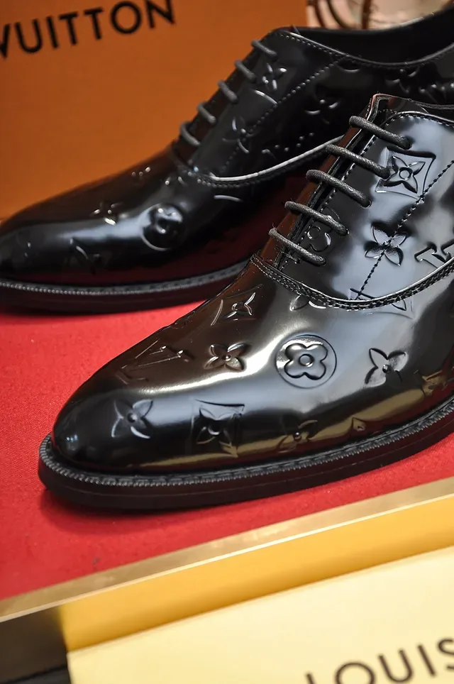 Louis Vuitton Monogram Sapatos Oxford de Couro Patentado 2