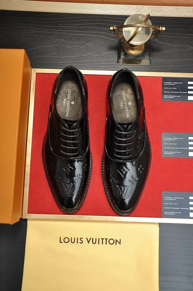Louis Vuitton Monogram Sapatos Oxford de Couro Patentado 5