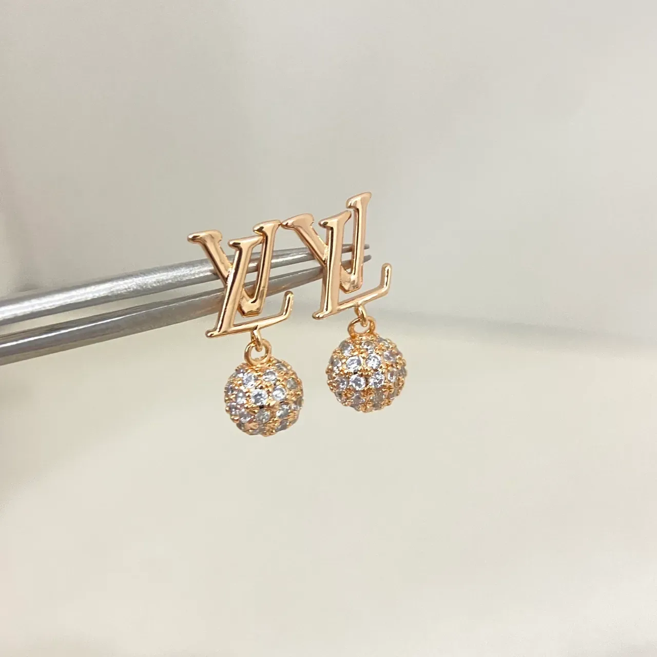 Louis Vuitton Monogram Pavé क्रिस्टल बॉल ड्रॉप इयररिंग्स 2