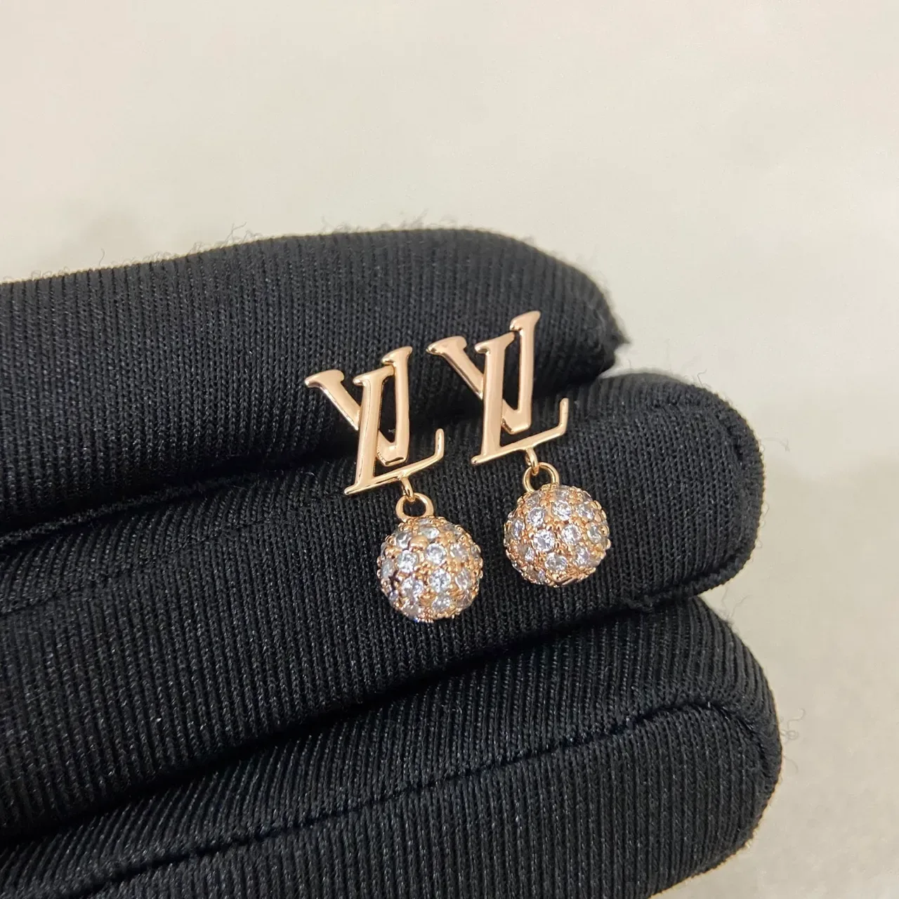 Louis Vuitton Monogram Pavé क्रिस्टल बॉल ड्रॉप इयररिंग्स 3