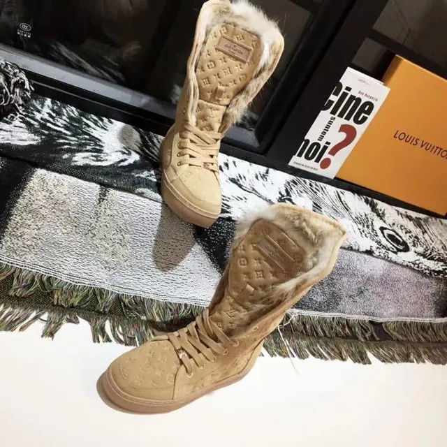 Louis Vuitton Monogram Bottes de Neige à Plateforme avec Bordure en Daim 6