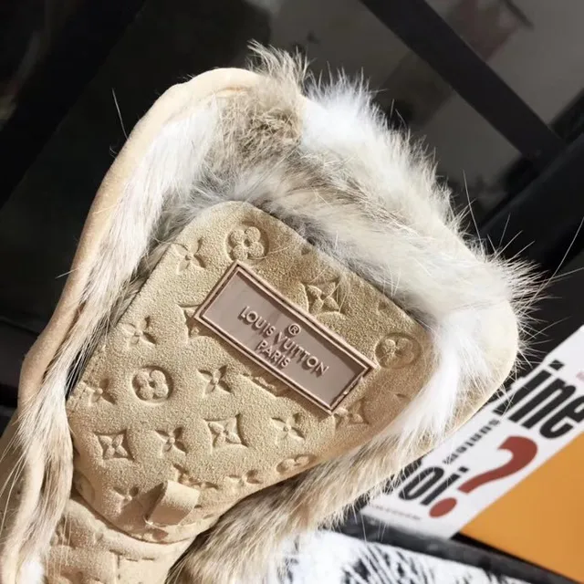 Louis Vuitton Monogram Bottes de Neige à Plateforme avec Bordure en Daim 9