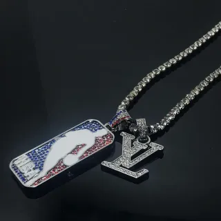 Collier Louis Vuitton Logo NBA et Monogram Pendentif Argent Multicolore Cristal Encrusté