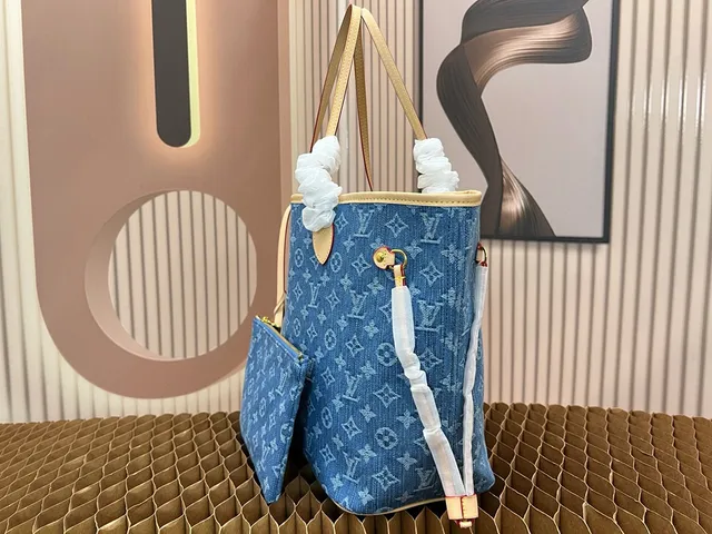 Louis Vuitton Neverfull MM sac cabas en denim avec monogramme en toile 5