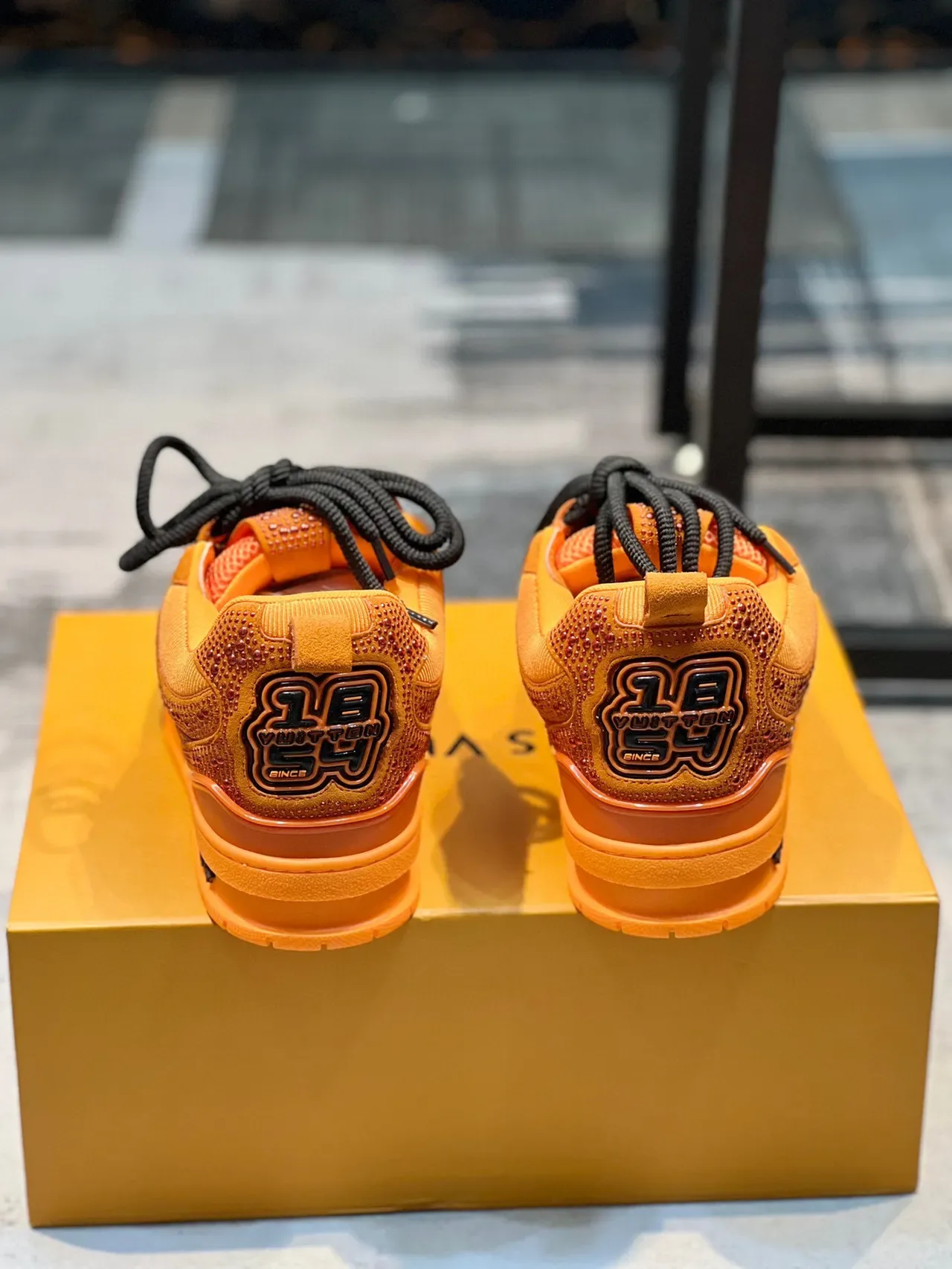 Louis Vuitton Sneakers Lifestyle Orange Noir Monocromatiques avec Lacets Contraste 2