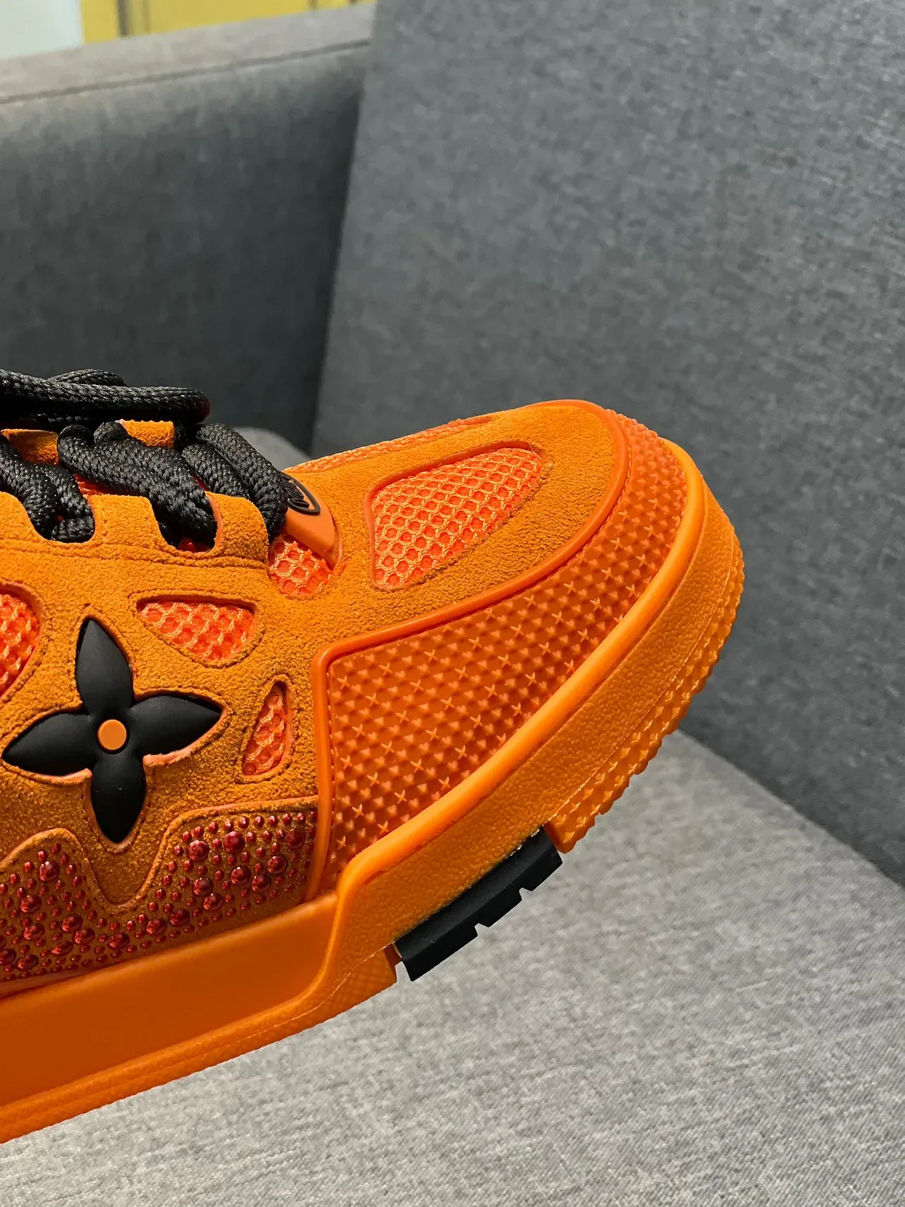 Louis Vuitton Sneakers Lifestyle Orange Noir Monocromatiques avec Lacets Contraste 3