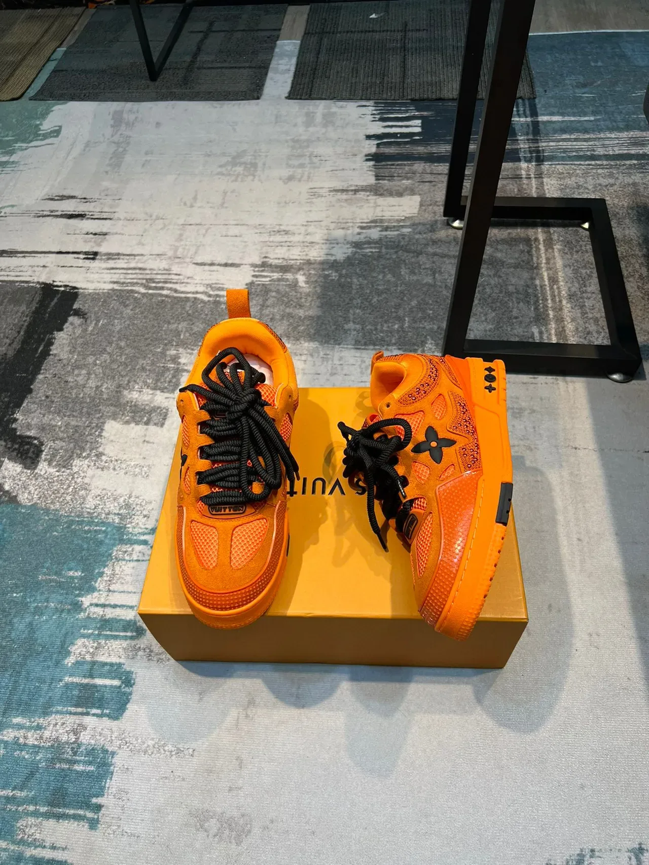 Louis Vuitton Sneakers Lifestyle Orange Noir Monocromatiques avec Lacets Contraste 4