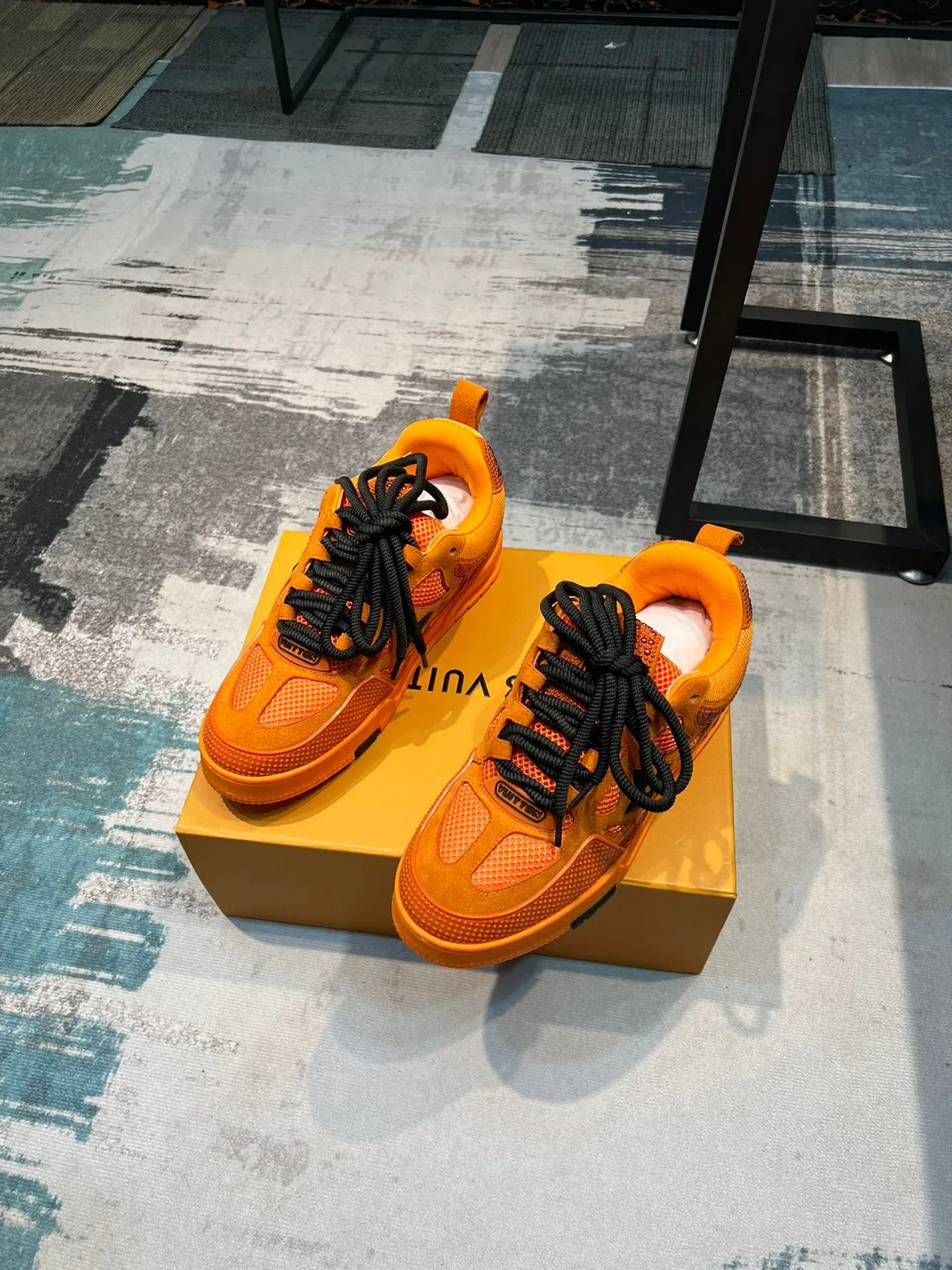 Louis Vuitton Sneakers Lifestyle Orange Noir Monocromatiques avec Lacets Contraste 5