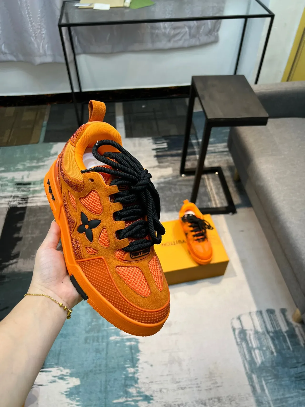 Louis Vuitton Sneakers Lifestyle Orange Noir Monocromatiques avec Lacets Contraste 6