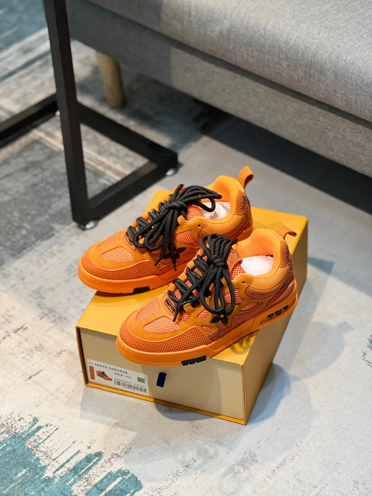 Louis Vuitton Sneakers Lifestyle Orange Noir Monocromatiques avec Lacets Contraste 7