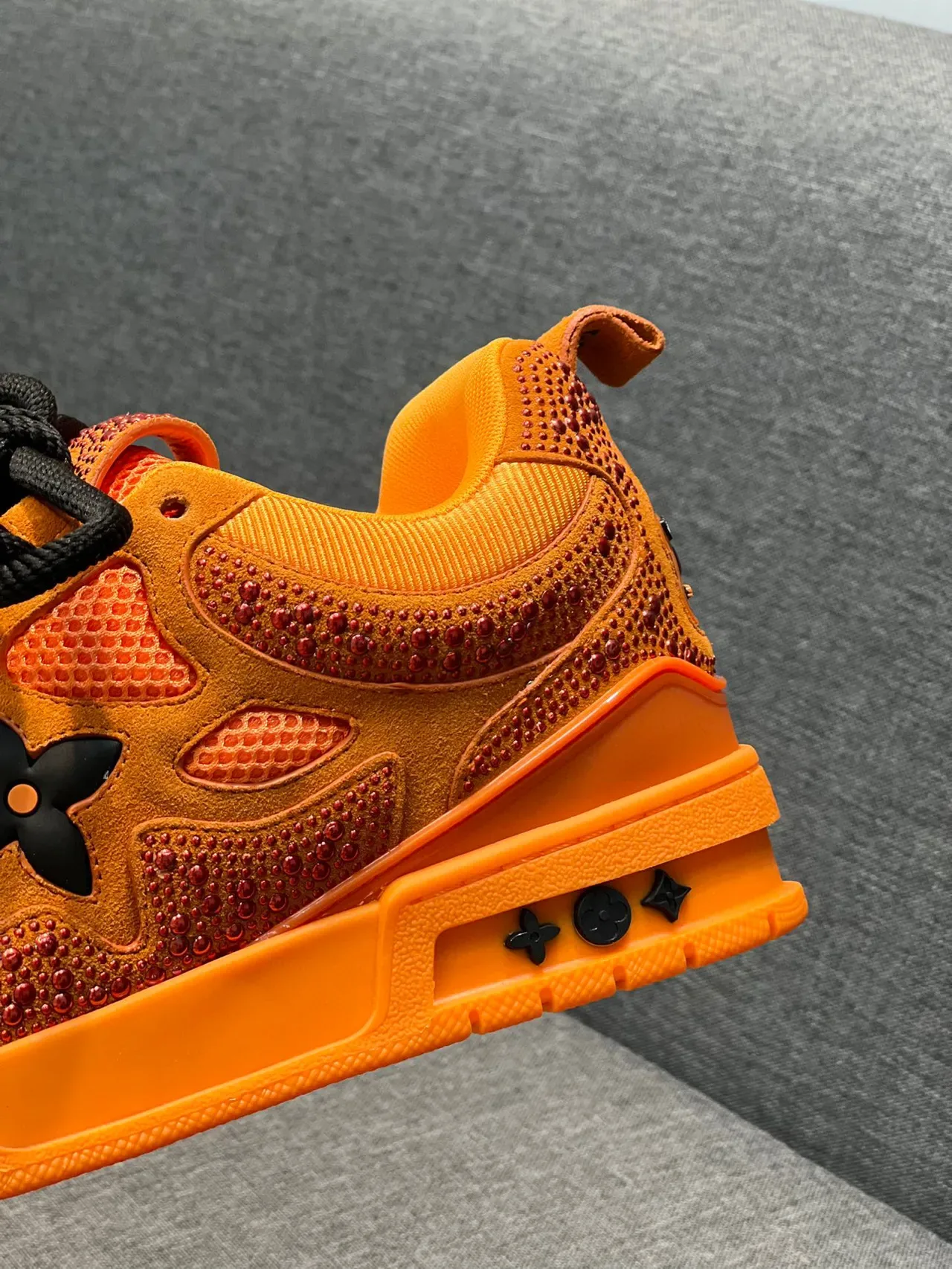 Louis Vuitton Sneakers Lifestyle Orange Noir Monocromatiques avec Lacets Contraste 8