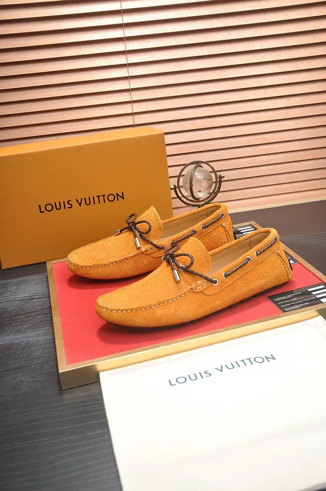 Louis Vuitton Mocasin de Ante Naranja Marrón con Lazo Decorativo y Cordones 1