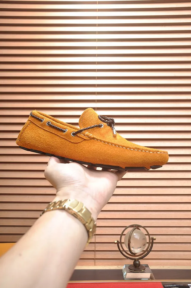 Louis Vuitton Mocasin de Ante Naranja Marrón con Lazo Decorativo y Cordones 4