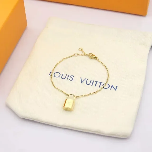 Louis Vuitton Padlock Gold Silver Lock-Shaped Pendants Chain-Link Construction Necklace 3
