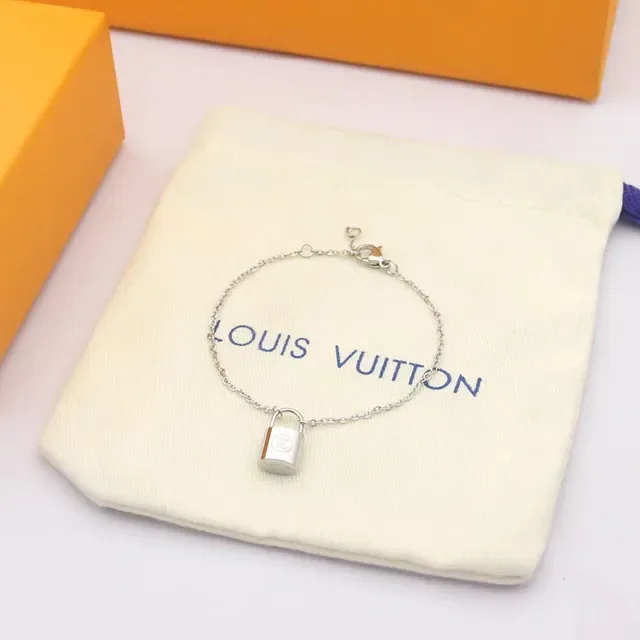 Louis Vuitton Padlock Gold Silver Lock-Shaped Pendants Chain-Link Construction Necklace 4