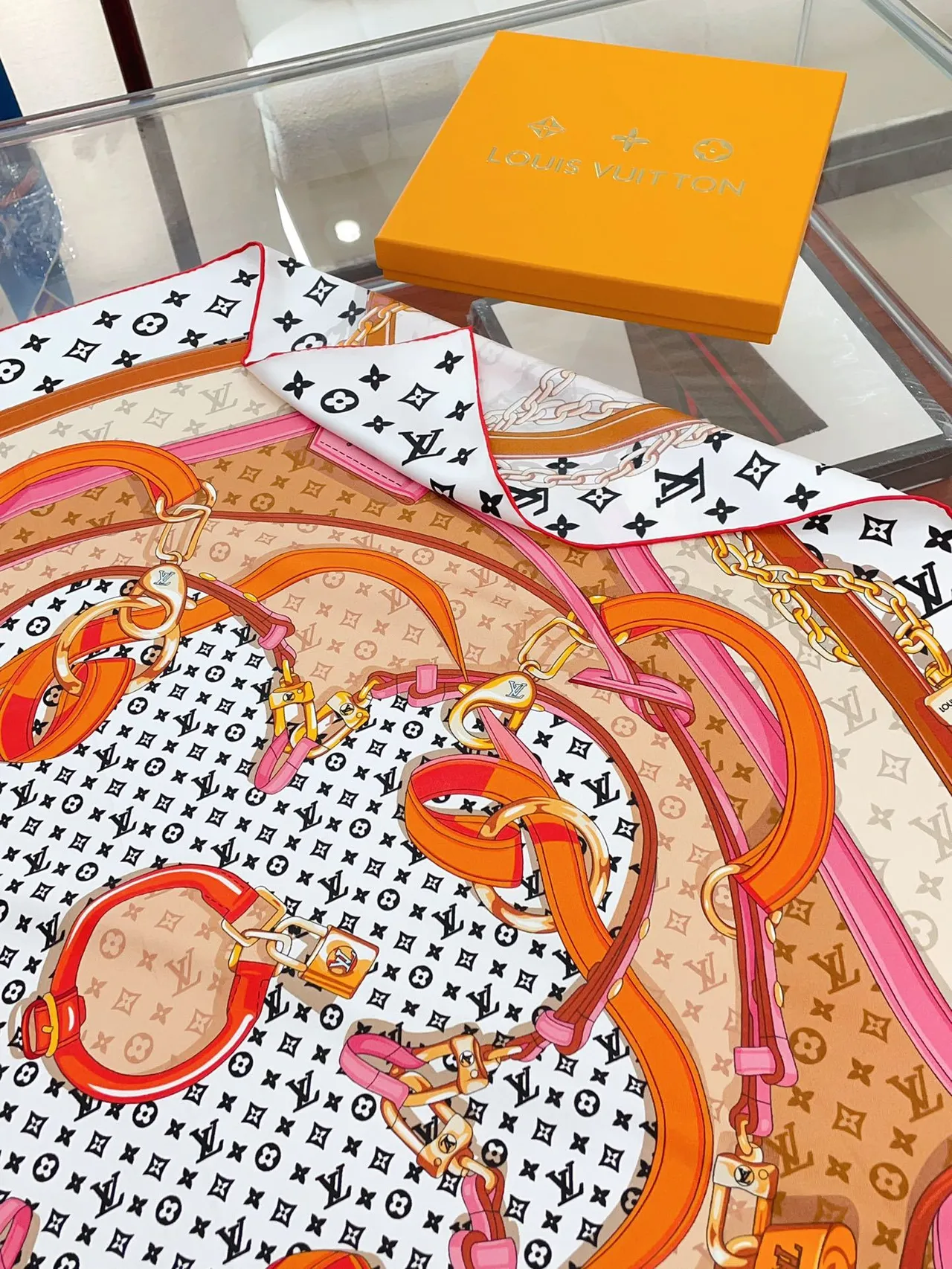 Louis Vuitton Lenço de Seda Motivo de Hardware Impresso para Bolsa 6