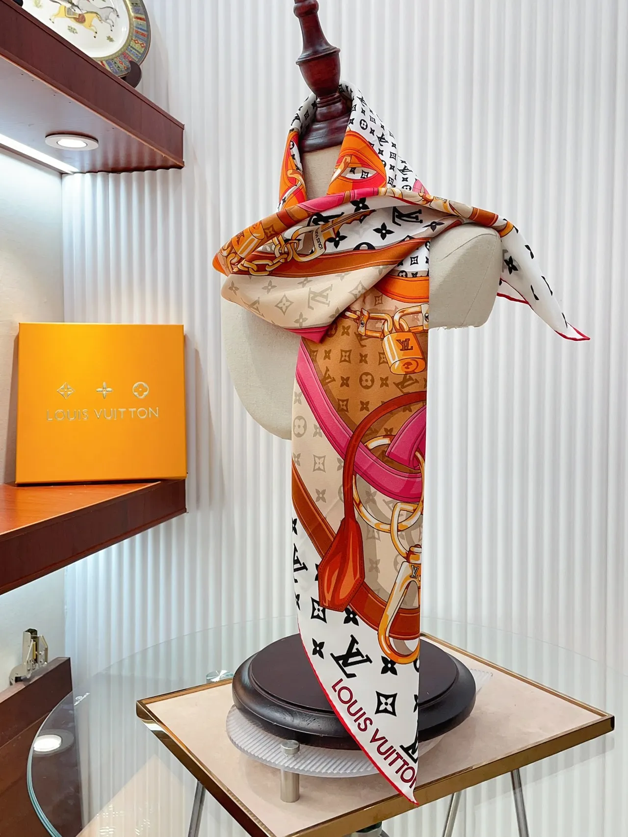 Louis Vuitton Lenço de Seda Motivo de Hardware Impresso para Bolsa 9