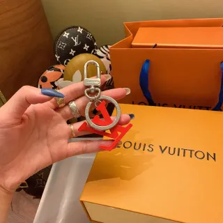 Louis Vuitton Anillo Rojo Plateado Metálico Vibrante 3D LV Logo Joyería