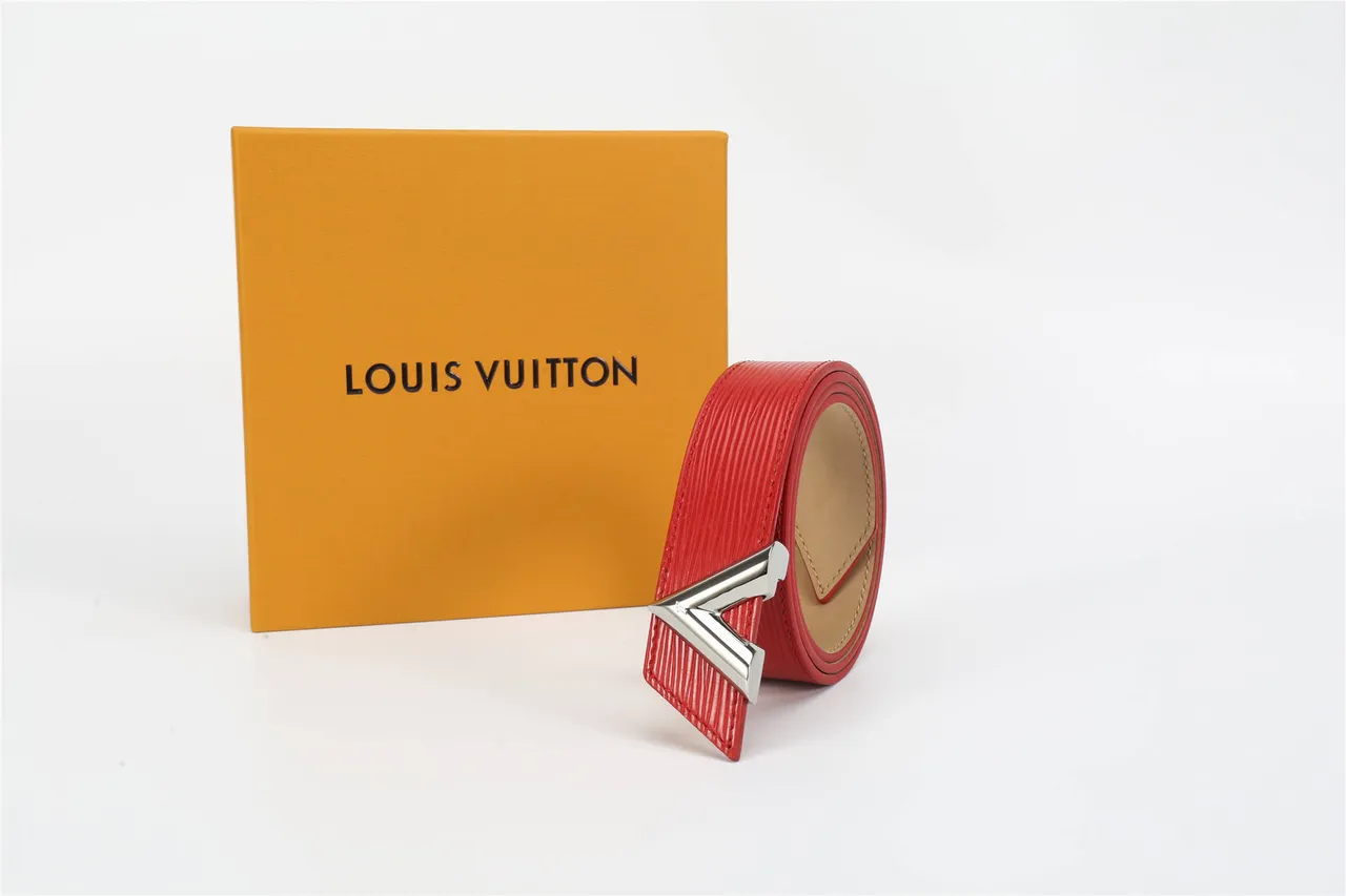 Louis Vuitton লাল রূপালী টেক্সচার্ড পলিশড V-শেপড বাকেল লেদার বেল্ট 5