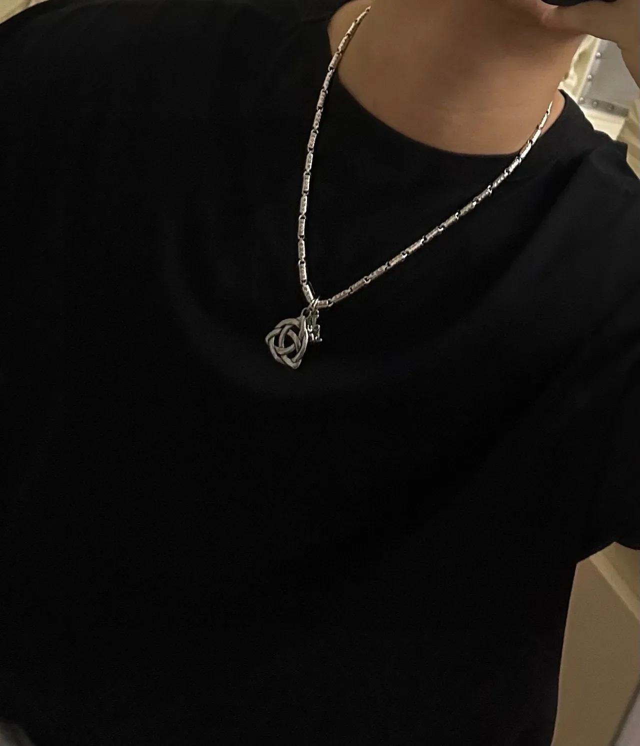 Collier Louis Vuitton Chaîne Argent Vert Gravée Monogram Nœud Celtique Pendentif 2