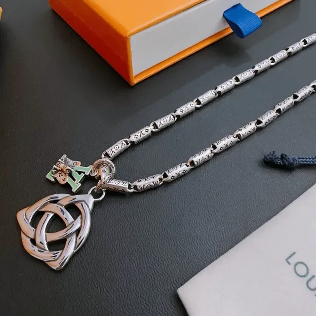 Collier Louis Vuitton Chaîne Argent Vert Gravée Monogram Nœud Celtique Pendentif 3
