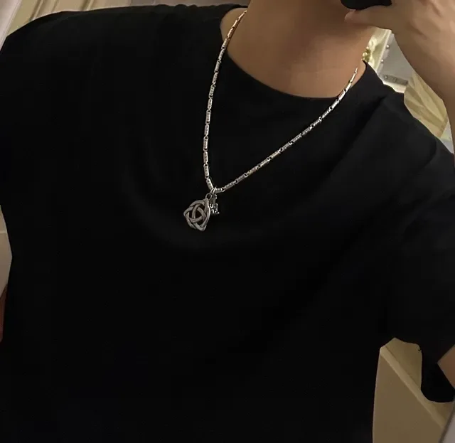 Collier Louis Vuitton Chaîne Argent Vert Gravée Monogram Nœud Celtique Pendentif 4