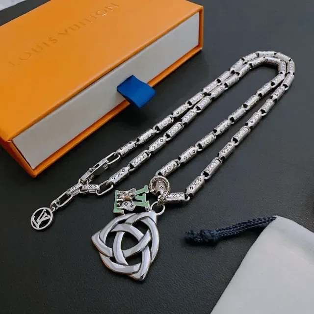 Collier Louis Vuitton Chaîne Argent Vert Gravée Monogram Nœud Celtique Pendentif 5