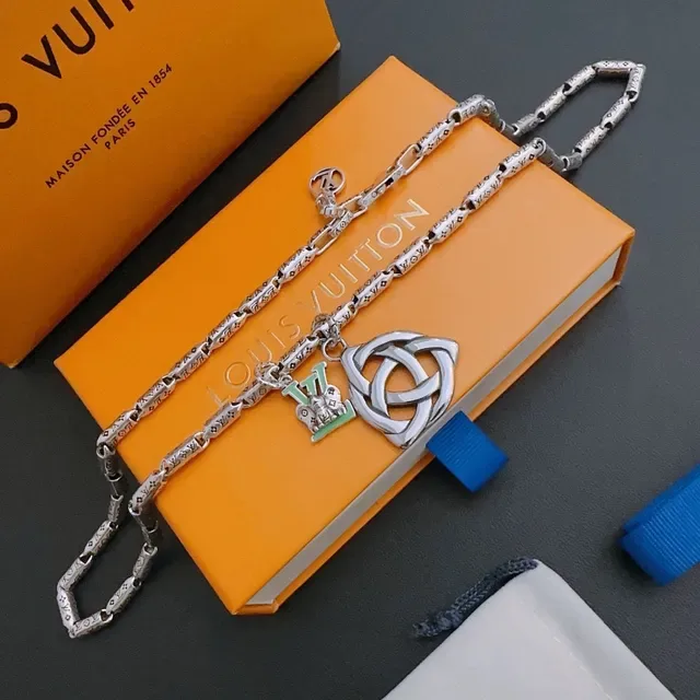 Collier Louis Vuitton Chaîne Argent Vert Gravée Monogram Nœud Celtique Pendentif 6