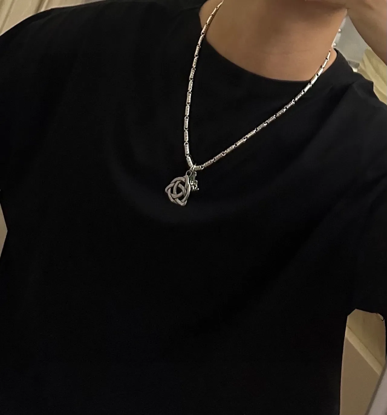 Collier Louis Vuitton Chaîne Argent Vert Gravée Monogram Nœud Celtique Pendentif 7