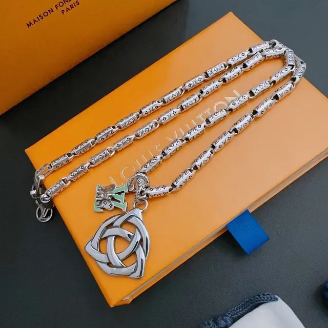 Collier Louis Vuitton Chaîne Argent Vert Gravée Monogram Nœud Celtique Pendentif 8