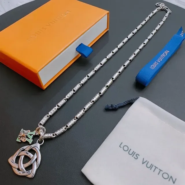 Collier Louis Vuitton Chaîne Argent Vert Gravée Monogram Nœud Celtique Pendentif 9