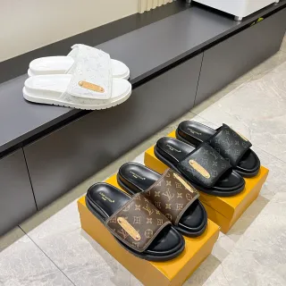 Louis Vuitton ब्राउन ब्लैक मॉनोग्राम स्ट्रैप गोल्ड टोन प्लेक स्लिपर्स